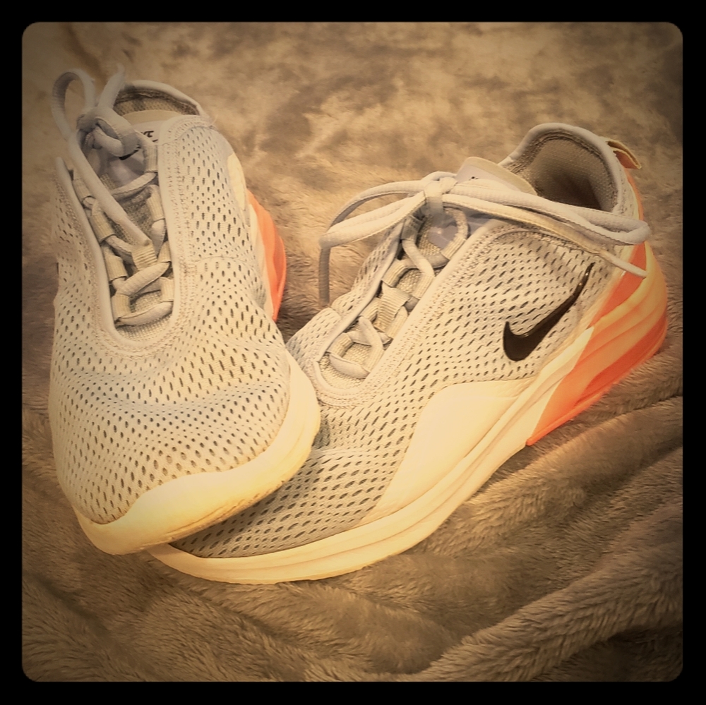 Women's Nike shoes size 7